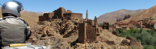 Aus Lehm gebaute bereits verfallene Kasbah im Hohen Atlas.