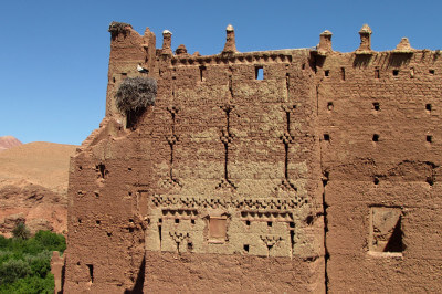 Außenansicht der aus Lehm gebauten und verzierten Fassade der Kasbah Tamdakht