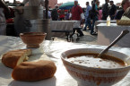 Eine Schale mit Suppe und Brot dazu von einer Suppen-Garküche am Djamaa el Fna