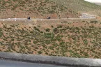 Wir kurven auf einem astreinen Teerband durch die geniale Landschaft. Motorräder auf Straße im Hohen Atlas