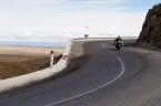 Auf der kahlen Passhöhe des Tizi-n-Talghamt (1907 m) sinkt die Temperatur noch einmal unter 10°C. Motorräder auf Straße im Hohen Atlas