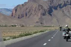 Im Hohen Atlas Motorräder auf Straße Richtung Berge