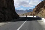 Im Hohen Atlas Motorräder fahren durch Felseinschnitt im Hohen Atlas