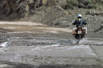 Motorrad bei Flußdurchfahrt bei Abfahrt nach Marrakesch am Tizi-n-test
