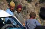 Drei Berber im Gespräch vor einem Auto am Tizi-n-test