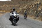 Motorrad und einheimisches Mofa auf gebirgiger Landschaft in Asif Melloul
