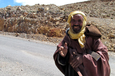 Bettelnder Berber im Hochtal an Straße