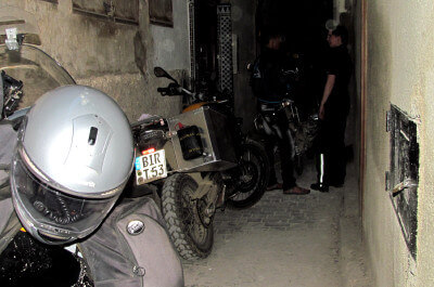 Zwei Motorräder stehen in einer sehr eingen Gasse in der Medina von Fes