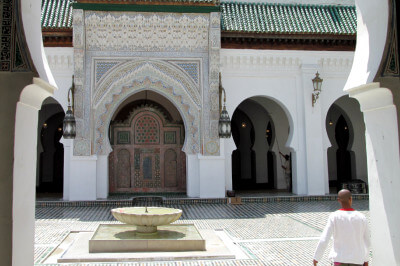 Blick in den Innenhof mit Brunnen der Kairaouine-Universität und Moschee in Fes