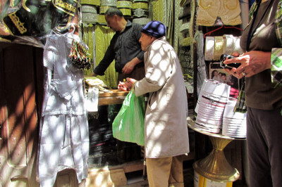 Marokanischer Mann beim Einkaufen im Souk von Fes