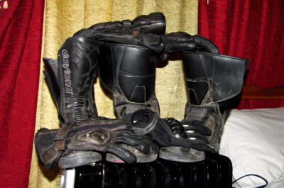 Stiefel und Handschuhe auf einem Heizkörper zum trocknen im Hotel Kasbah Asmaa