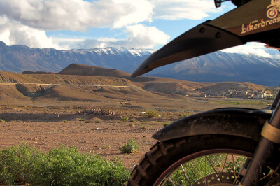 Parkendes Motorrad mit Panoramaaussicht über den Mittleren Atlas