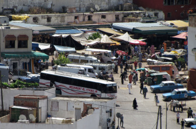 Der Busbahnhof und zentrale Platz vor dem Markt