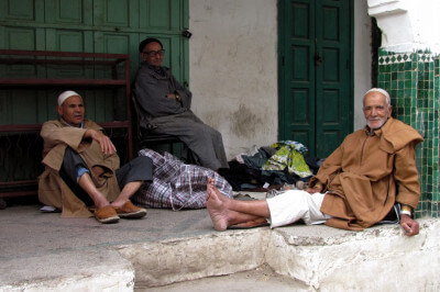 Männer bei Pause unter dem Vordach eines Hauses