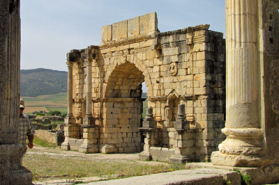 Torbogen mit zwei Säulen in der größten marokkanische Ausgrabungsstätte Volubilis