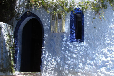Hauseingang weiß angemalt mit kleinem Fenster und Tür beide blau umrandet