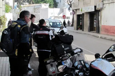 Vor dem Hotel in Tetouan Mehrere Motorradfahrer stehen auf der Straße vor dem Hotel in Tetouan