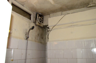Komplett herunter gekommene sanitäre Anlage im Hotel mit Schimmel an der Decke in Marokko