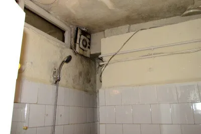 Sanitäre Anlagen in Marokko - Nicht hinschauen! ;-/ Komplett herunter gekommene sanitäre Anlage im Hotel mit Schimmel an der Decke in Marokko