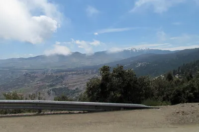 Auf der N16 Richtung Ceuta Blick auf das Rifgebirge davor eine Straße mit Leitplanke