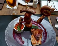 Abendessen am Spieß. Schlemmen in Montenegro