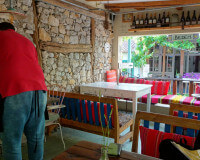 Nicht nur von außen ein Hingucker. Innenraum der Konoba Benem in Stari Bar