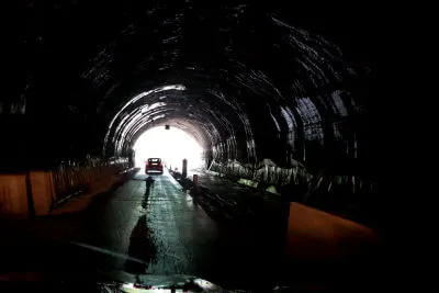Bosnische Tunnelbaustellen sind eine Teststrecke für's Fahrzeug. Blick im Tunnel auf eine bosnische Tunnelbaustelle