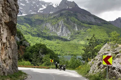 Grandiose Landschaft und Streckenführung am Piva-Stausee Berge und Felsen direkt neben dem Straßenlauf am Piva-Stausee