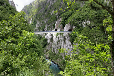 Blick auf die Brücke der Straße mit Tunnel um den Pivastausee