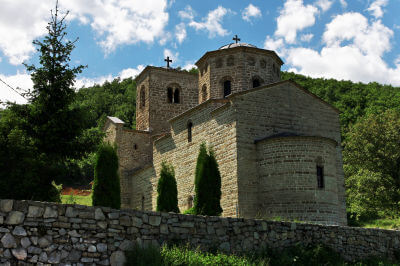 Ansicht von aussen auf die Steinmauern mit zwei Türmen des Klosters Đurđevi Stupovi