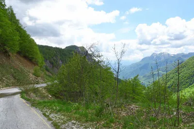 Straße durch die Berge von Montenegro.