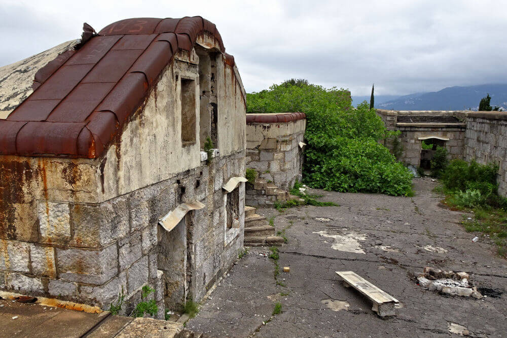 Zerfallenes Fort Kabala vom Dach aus fotografiert