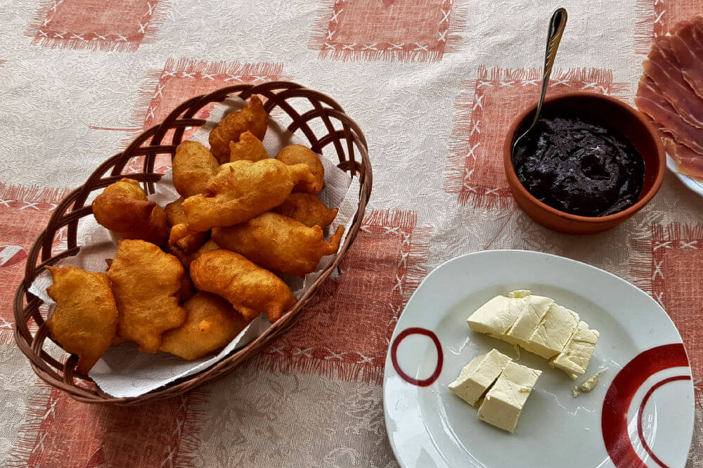 Frühstück mit Priganice einer montenegrinische Köstlichkeit