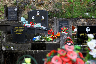 Viele Grabsteine und Blumen auf dem Friedhof von Godinje