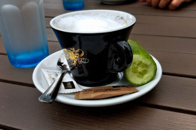 Tasse Kaffee mit Kiwi bei einer Pause