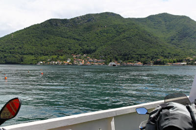Blick von der der Fähre in der Bucht von Kotor auf das gegenüber liegende Land