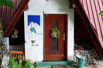 Braune Eingangstür und Kasse zum botanischen Garten von Kolasin
