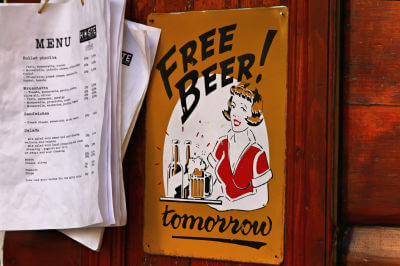 Schild vor Wirtschaft mit der Aufschrift Free Beer