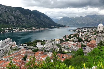 Blick über die Bucht von Kotor auf den Fjord