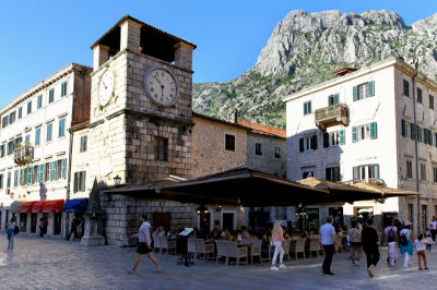 Blick auf den am hauptplatz stehenden Turm mit Uhr in der Altstadt von Kotor