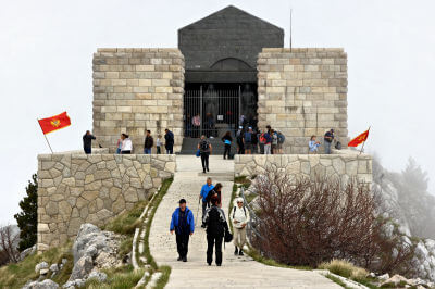 Blick auf den Eingang mit mächtigen Steinmauern am Vorbau auf das Mausoleum von Petar II.