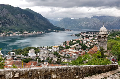 Blick von oben auf die Stadt Kotor und den Fjord