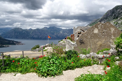 Blick vom Fort Sveti Ivan oberhalb von Kotor auf die Bucht und den Fjord von Kotor zwischen Bergen
