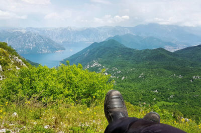 Panoramablick vom Berg auf die Bucht von Kotor