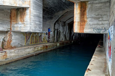 Betonierter schmaler Einang für ein U-Boot in die Röhre der U-Boot-Station