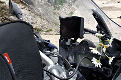 Cockpit einer BMW GS mit Blumen geschmückt