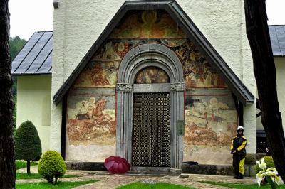 Eingang zum Kloster Moraca mit bemalter Fassade