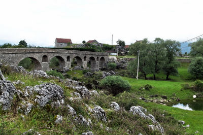 Steinbrücke überspannt in der Nähe von Nikšić ein ausgetrocknetes Flußbett