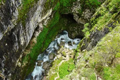 Blick von Brücke in die Komarnica-Schlucht