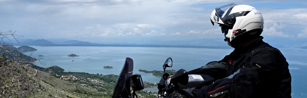 Motorradfahrer mit Panoramablick über Skadarsee